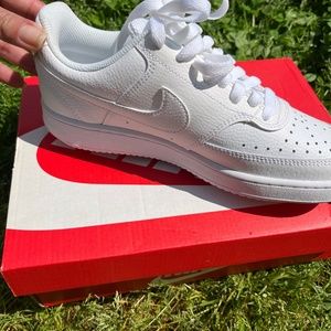 NWOT Woman’s Nike Court vision low